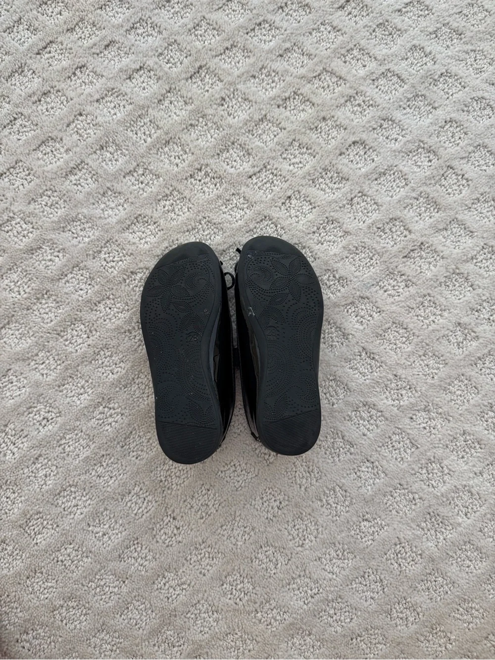 Pablosky Black Patent Leather Girls' Ballet Flats with Bow and Elastic Strap. 11